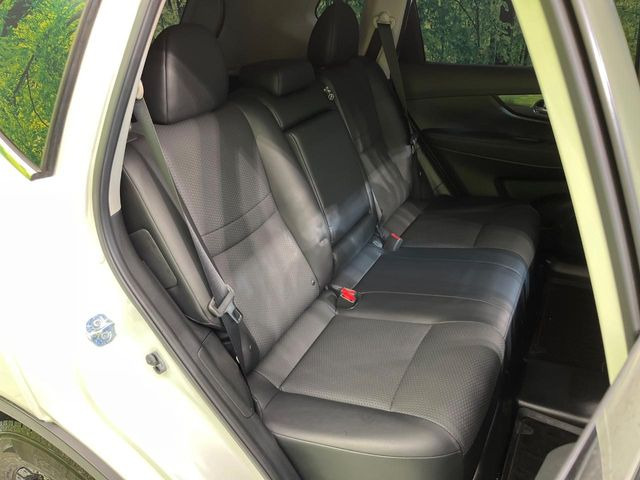 後部座席も気になるようなキズ・汚れやへたり等、大きなダメージはなく、良好な状態です。