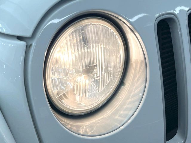 ●ヘッドライト:ヘッドライトは黄ばみも少なく、綺麗な状態を保っております。黄ばみ防止のレンズコーティングの施工も可能でございます。