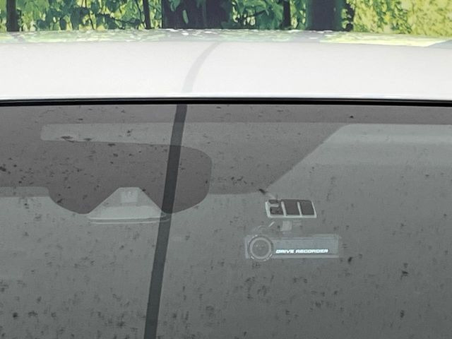 【エマージェンシーブレーキ】走行中に前方の車両等を認識し、衝突しそうな時は警報とブレーキで衝突回避と被害軽減をアシスト。より安全にドライブをお楽しみいただけます。