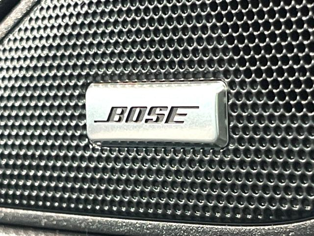 【BOSEサウンドシステム】メーカーオプションの高品位サウンドシステムを搭載。専用のチューニングが施された大小様々なスピーカーから良質なサウンドが奏でられ、臨場感あふれる音響空間を演出します。