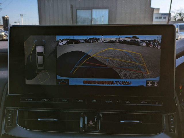 パノラミックビューモニターを装備!上から車両を見下ろしたような映像をナビ画面に表示できます。車両前後左右に搭載した4つのカメラ映像を継ぎ目なく合成!目視では見えない部分もリアルタイムで見れます。