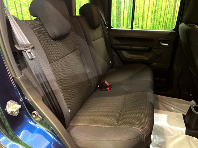 高品質なオリジナルフロアマットもオプションにてご用意しております。お好きなデザインやカラーをお車に合わせて選んでいただくことができます♪