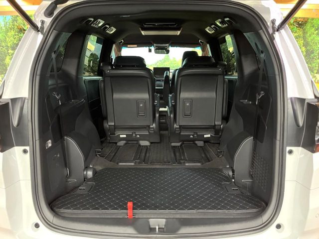後席を格納すると、これだけの広さが!シーンに合わせたシートアレンジで、大きな荷物も積むことが出来ます♪