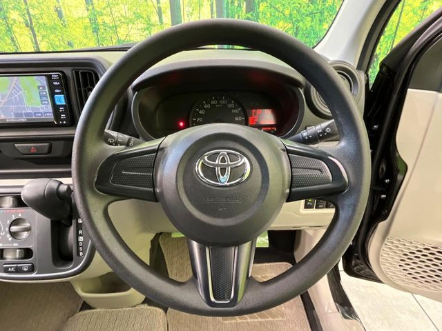 �C���e���A�ɍ��킹���f�U�C���̃X�e�A�����O�́A�^�]�������̂��Ƃ��l���A�^�]���₷���`��A�傫���ł��B�����x�A���ۂɐG���Ă��m���߂��������B