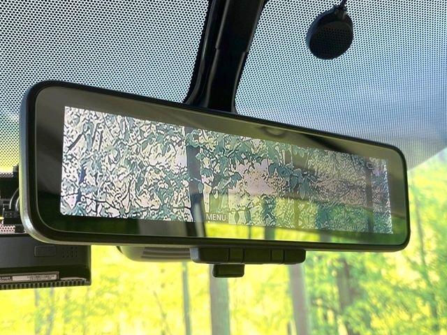 【インテリジェントルームミラー】後席の大きな荷物や同乗者で後方が確認しづらい時でも安心!カメラが撮影した車両後方の映像をルームミラー内に表示。クリアな視界で状況の確認が可能です!
