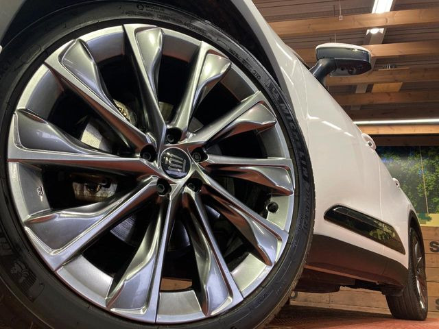 �y����21�C���`�A���~�z�C�[���z�O�ςɃ}�b�`���������A���~�z�C�[���𑕒����Ă���܂��B�e��ЊO�A���~�z�C�[����A�X�^�b�h���X�^�C�����戵�����Ă���܂��B���񂲑��k����������