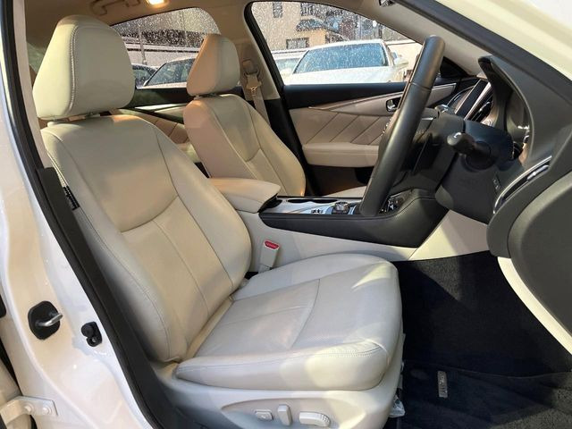 【ベージュレザーシート】デザイン性が高く、高級感のあるベージュ革シート。常に体に触れる部分だから、座り心地の良さにはこだわりたいですね♪汚れの付着や劣化を抑制する内装コーティング施工もおススメですよ♪