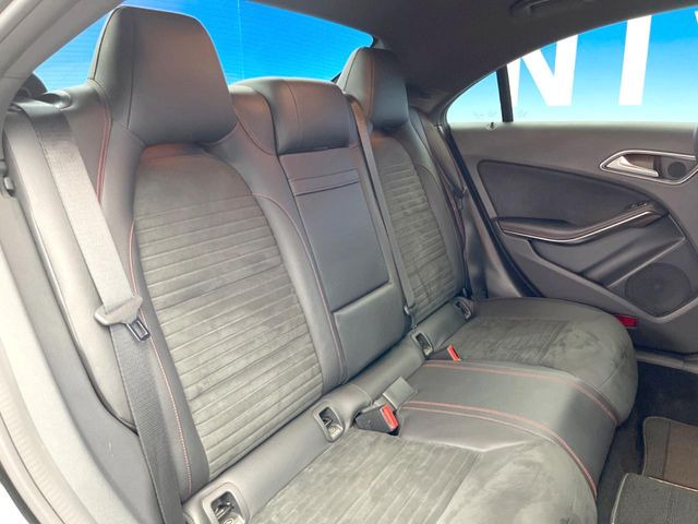 ●後部座席も気になるようなキズ・汚れやへたり等、大きなダメージはなく、良好な状態です。