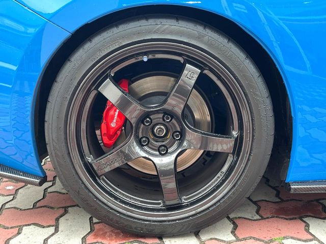 【RAYS製18インチアルミホイール】外観にマッチしたアルミホイールを装着しております。各種アルミホイールや、スタッドレスタイヤも取扱いしております。是非ご相談ください♪