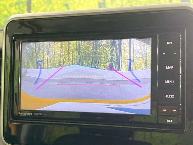 【バックカメラ】駐車時に後方がリアルタイム映像で確認できます。大型商業施設や立体駐車場での駐車時や、夜間のバック時に大活躍!運転スキルに関わらず、今や必須となった装備のひとつです!