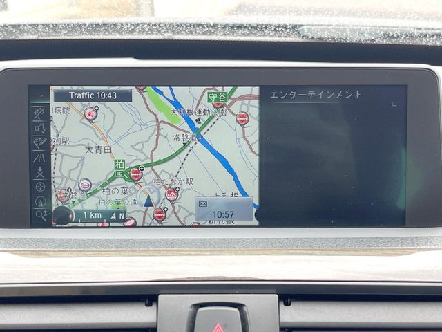 ��BMW�����i�r:��̊��̂���i�r�́A����������ԓ������o���Ă���܂��BBluetooth�Đ��ȂǃI�[�f�B�I�@�\���[�����Ă���܂��̂ŁA�^�]�����y���߂܂���