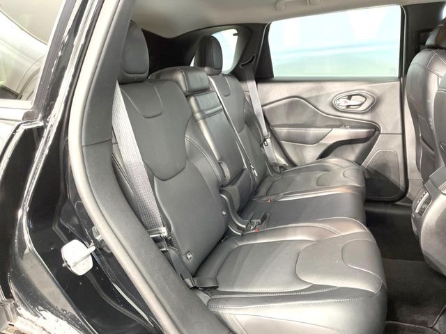 ●後部座席も気になるようなキズ・汚れやへたり等、大きなダメージはなく、良好な状態です。