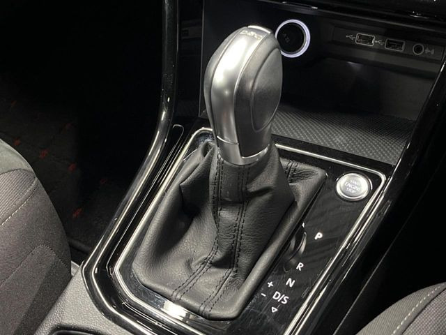 ●MTモード付きAT:通常は自動でおこなわれる変速(ギアチェンジ)をドライバーの操作によって意図的に変えられるシステムです。より一層普段のドライブをお楽しみいただけます!