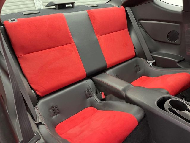 後部座席も気になるようなキズ・汚れやへたり等、大きなダメージはなく、良好な状態です。