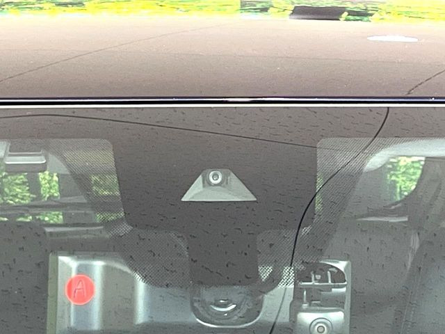 【インテリジェントエマージェンシーブレーキ】フロントカメラで前方の車両や歩行者を検知。衝突しそうな時は衝突被害軽減ブレーキが作動、衝突回避をサポート。より安全にドライブをお楽しみいただけます。