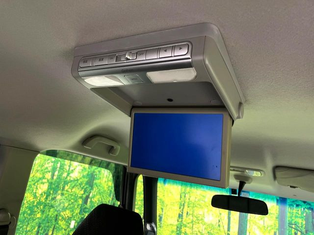 【フリップダウンモニター】大画面モニターで後席でもエンタメをお楽しみいただけます。小さなお子様にも大人気の装備です♪