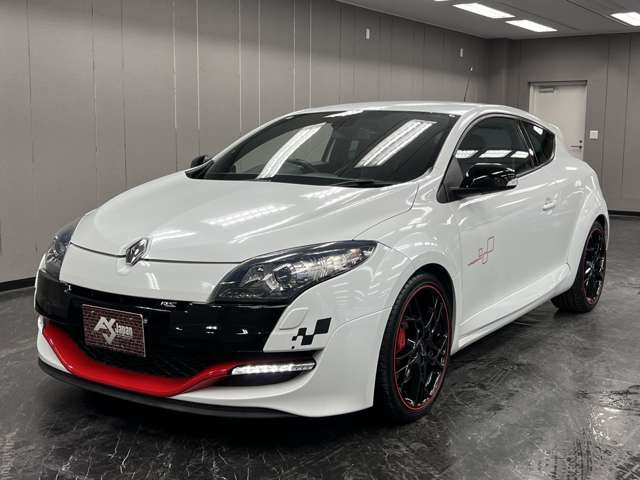 【屋内展示場完備】雨が降っても風が吹いても、暑くても寒くてもゆっくりお車をご覧いただけます&rArr;