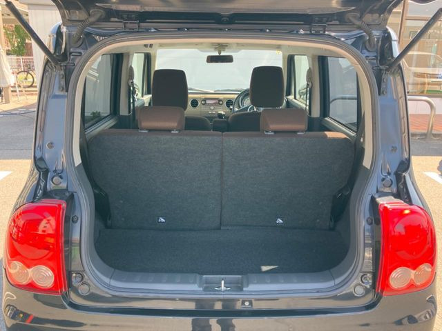 ���i�̂���������ʋ΁A���}���ɏ\���ȉ׎��X�y�[�X���m�ۂ��Ă���܂��B�Z�J���h�V�[�g��|���ƁA�傫�ȉו��̐ύڂ��\�ł���