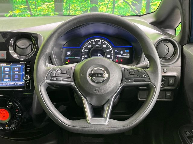 �C���e���A�ɍ��킹���f�U�C���̃X�e�A�����O�́A�^�]�������̂��Ƃ��l���A�^�]���₷���`��A�傫���ł��B�����x�A���ۂɐG���Ă��m���߂��������B