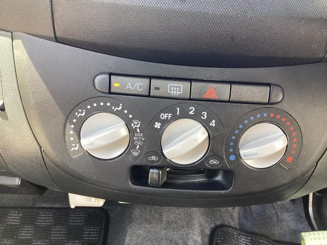 寒い冬も暑い夏も全席に快適な空調を届けてくれる、ダイヤル式エアコンを装備♪