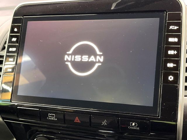 【大画面ナビ】人気の大型10インチナビを装備。存在感のある大画面はインパクト大!ナビ利用時のマップ表示は見やすく、テレビやDVDは臨場感がアップ!いつものドライブがグッと楽しくなります♪