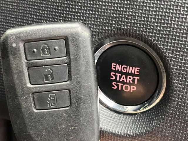【スマートキー】カバンやポケットに入れたままでもドアの施錠・解錠が可能なスマートキーを装備。エンジンのオン・オフ時もカギを取り出す必要が無いからとっても便利です♪