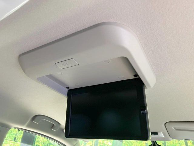 【後席モニター】家族や友人とお出かけする機会が多い方に大人気の後席モニターを装備!見やすい位置に画面がありテレビやDVDの視聴も快適!友達もお子様も、後席にしか乗らなくなるかも??