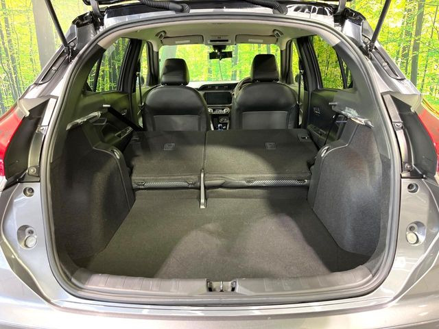 後席を格納すると、これだけの広さが!シーンに合わせたシートアレンジで、大きな荷物も積むことが出来ます♪