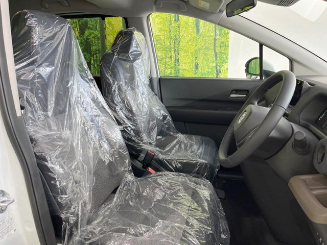 【ハーフレザーシート】高級感と座り心地を両立した人気のシート♪背面・座面のファブリック素材は、通気性の良さや滑りにくさに優れています。気温や服装に左右されず快適にお乗りいただけます。