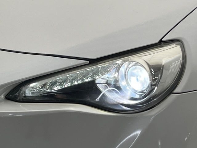 【HIDヘッドライト】非常に明るく前方を照らしてくれるので、悪天候や夜間の走行時も視界良好で安心してお乗りいただけます。