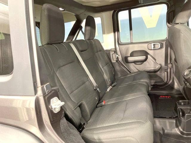 ●後部座席も気になるようなキズ・汚れやへたり等、大きなダメージはなく、良好な状態です。