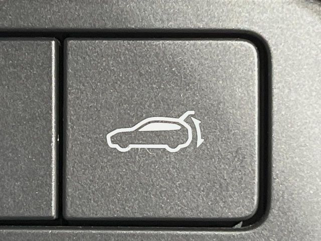 【パワーバックドア】スマートキーや運転席のボタンを押すだけでリアゲートが自動で開閉します!荷物を持っている時や、高い位置にあるバックドアを閉める際に便利な機能です♪