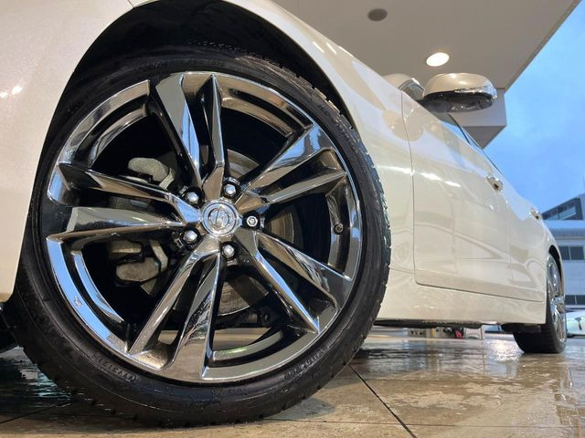 【18インチアルミホイール】外観にマッチしたアルミホイールを装着しております。各種アルミホイールや、スタッドレスタイヤも取扱いしております。是非ご相談ください♪