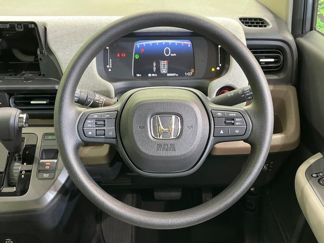 �C���e���A�ɍ��킹���f�U�C���̃X�e�A�����O�́A�^�]�������̂��Ƃ��l���A�^�]���₷���`��A�傫���ł��B�����x�A���ۂɐG���Ă��m���߂��������B