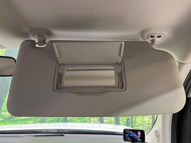 【バニティミラー】サンバイザー裏に設置されたミラーで身だしなみチェック!ちょっとしたメイク直しにも活躍します♪