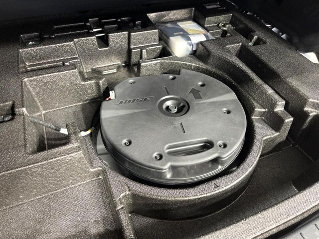 【BOSEサウンドシステム】メーカーオプションの高品位サウンドシステムを搭載。専用のチューニングが施された大小様々なスピーカーから良質なサウンドが奏でられ、臨場感あふれる音響空間を演出します。