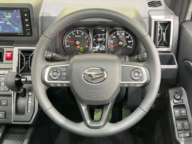 【ステアリングスイッチ】運転中、前方から目線をそらすことなく、オーディオ等の操作が可能な便利機能!安心&快適なドライブを演出してくれます♪【ステアリングヒーター】冬場に冷たくなりやすい革巻きステアリ