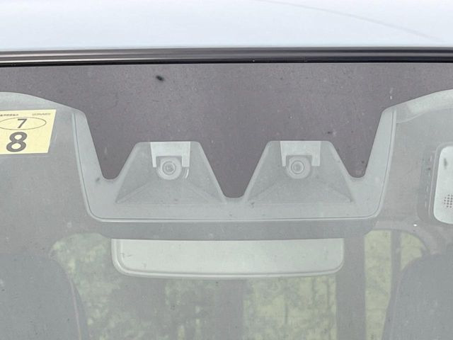 【スマートアシスト】走行中に前方の車両等を認識し、衝突しそうな時は警報とブレーキで衝突回避と被害軽減をアシスト。より安全にドライブをお楽しみいただけます。