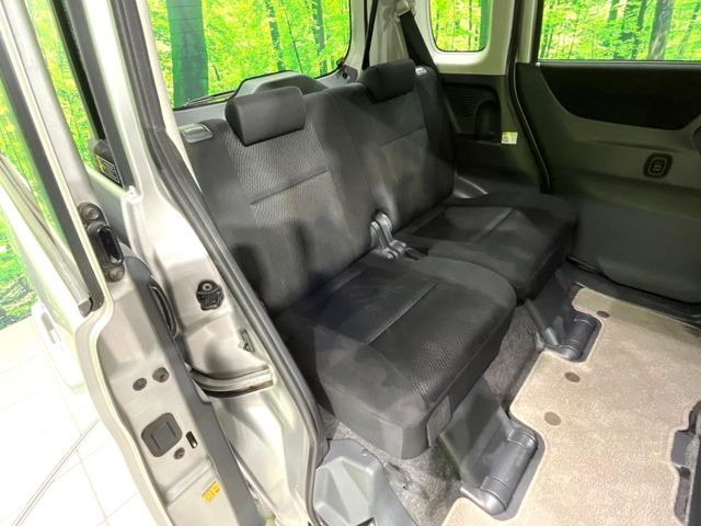 後部座席も気になるようなキズ・汚れやへたり等、大きなダメージはなく、良好な状態です。