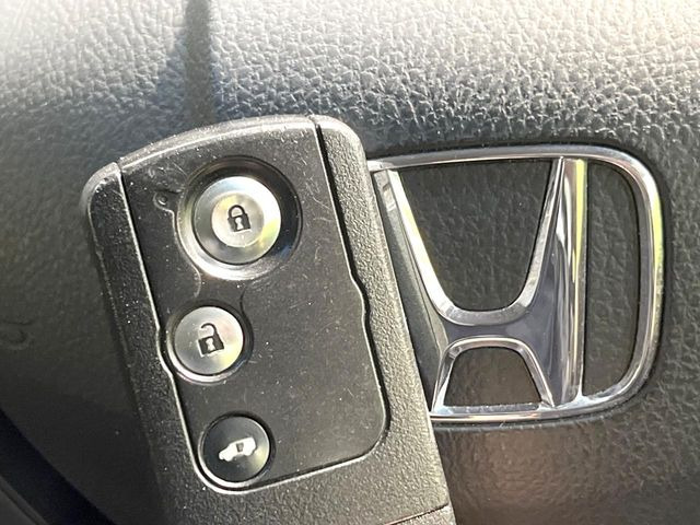 �yHonda�X�}�[�g�L�[�z�J�o����|�P�b�g�ɓ��ꂽ�܂܂ł��h�A�̎{���E�������\�ȃX�}�[�g�L�[�𑕔��B�G���W���̃I���E�I�t�����J�M�����o���K�v����������Ƃ��Ă��֗��ł���