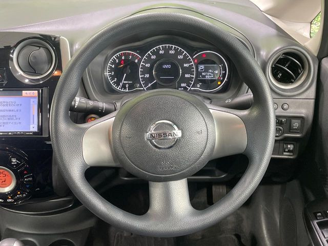 �C���e���A�ɍ��킹���f�U�C���̃X�e�A�����O�́A�^�]�������̂��Ƃ��l���A�^�]���₷���`��A�傫���ł��B�����x�A���ۂɐG���Ă��m���߂��������B