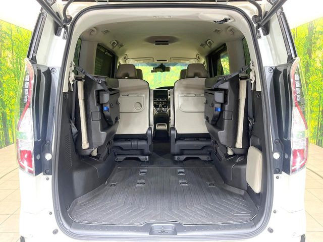 普段のお買い物や通勤、送迎等に十分な荷室スペースを確保しております。セカンドシートを倒すと、大きな荷物の積載も可能です♪