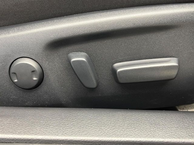 【パワーシート】スイッチ一つで簡単にシートの微調整が可能!電動だから力もいりません!快適なシートポジションにセットして、快適なドライブをお楽しみください。