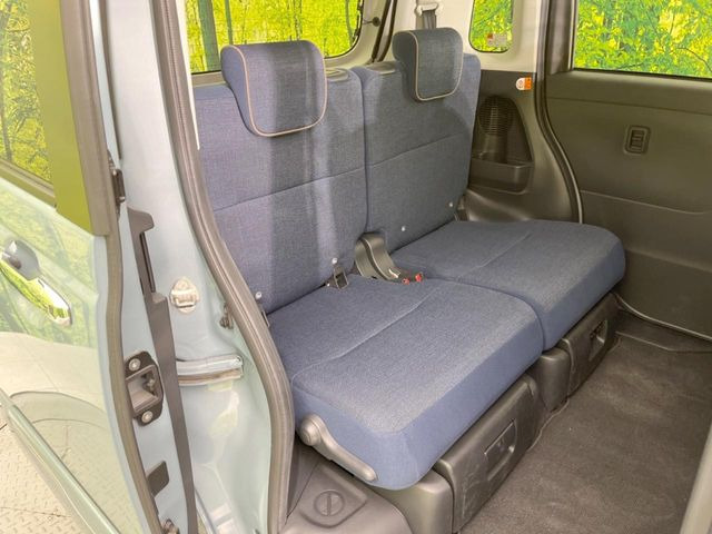 後部座席も気になるようなキズ・汚れやへたり等、大きなダメージはなく、良好な状態です。