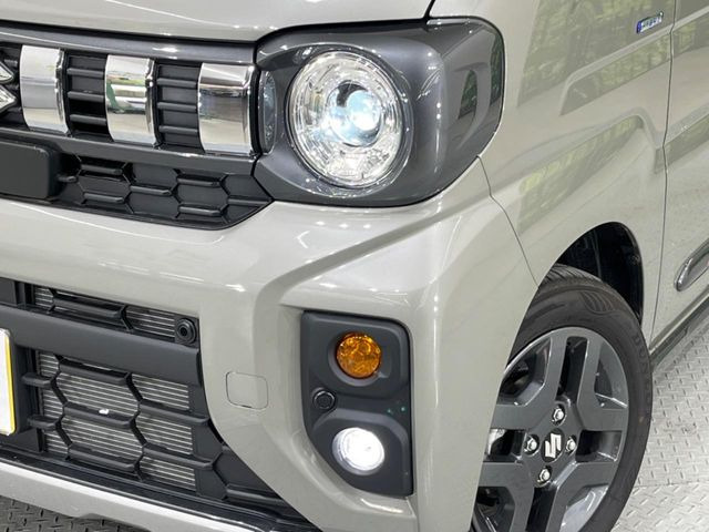 【LEDヘッドライト】悪天候や夜間走行時も良好な視界を確保し安心して運転できる高輝度LEDヘッドライトを装備!点灯速度が早く、消費電力も抑えられています。