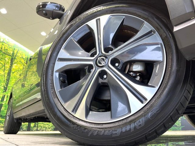 【純正17インチアルミホイール】外観にマッチした純正アルミホイールを装着しております。各種社外アルミホイールや、スタッドレスタイヤも取扱いしております。是非ご相談ください♪