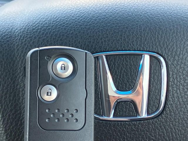 �yHonda�X�}�[�g�L�[�z�J�o����|�P�b�g�ɓ��ꂽ�܂܂ł��h�A�̎{���E�������\�ȃX�}�[�g�L�[�𑕔��B�G���W���̃I���E�I�t�����J�M�����o���K�v����������Ƃ��Ă��֗��ł���