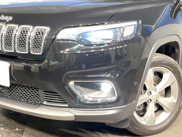 ●LEDヘッドライト:夜間走行時も良好な視界を確保し安心して運転できる高輝度LEDヘッドライトを装備!点灯速度が早く、消費電力も抑えられています。