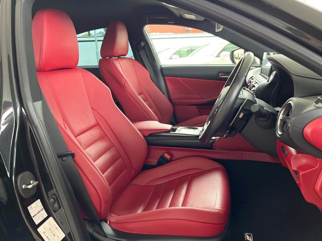 【本革シート】上質な本革を使用し、高級感あふれる本革シート。常に体に触れる部分だから、座り心地の良さにはこだわりたいですね♪汚れの付着や劣化を抑制する内装コーティング施工もおススメですよ♪