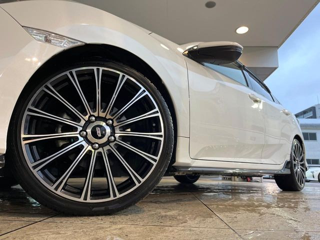 �y������19�C���`�A���~�z�C�[���z������19�C���`�z�C�[���𑕒��B���s���\�̌���ɉ����A�O�ς����X�^�C���b�V���ɂȂ��Ă��܂��B